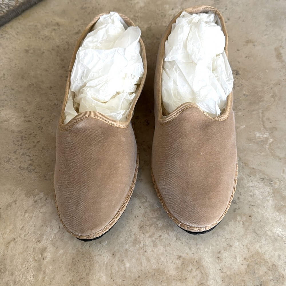 Dorothea Crivellimi, classic beige velvet slip-on, never worn. Size 37